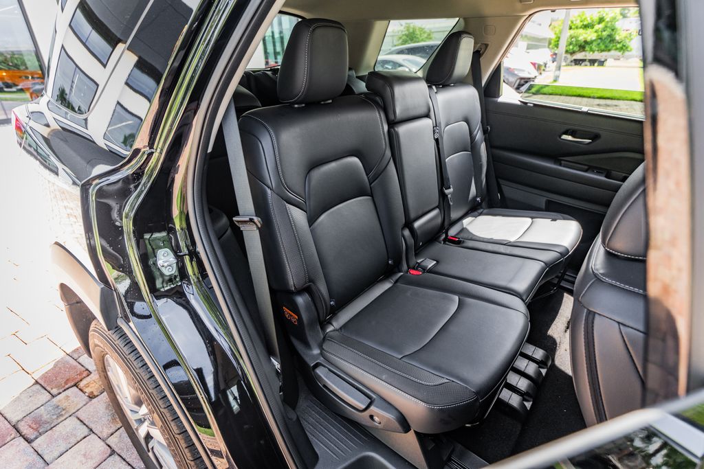 2025 Nissan Pathfinder SL - Photo 38