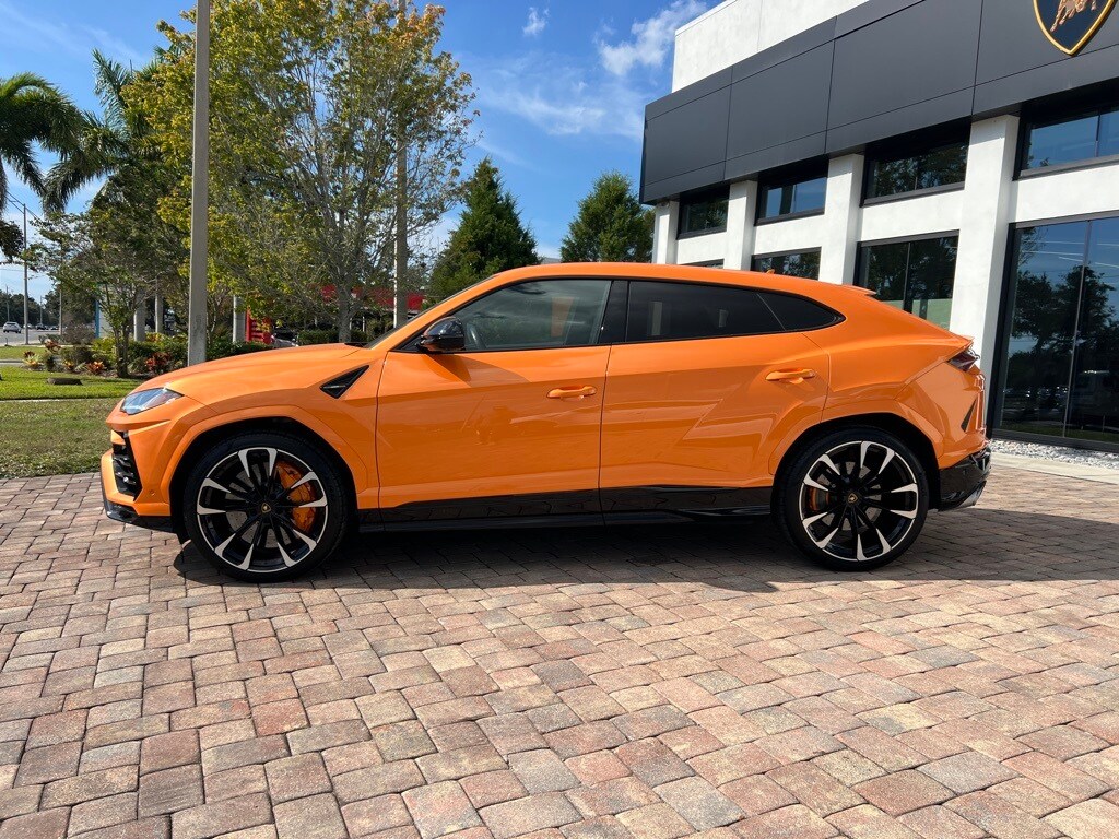 2022 Lamborghini Urus photo 4