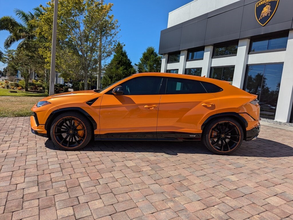 2023 Lamborghini Urus S photo 2