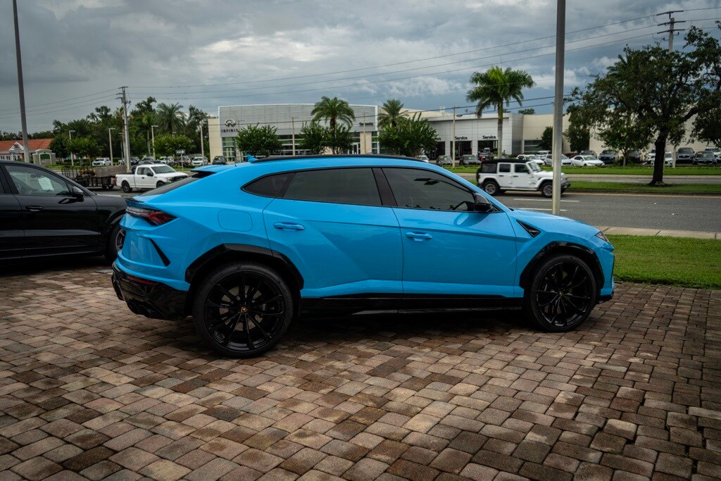 2022 Lamborghini Urus photo 3