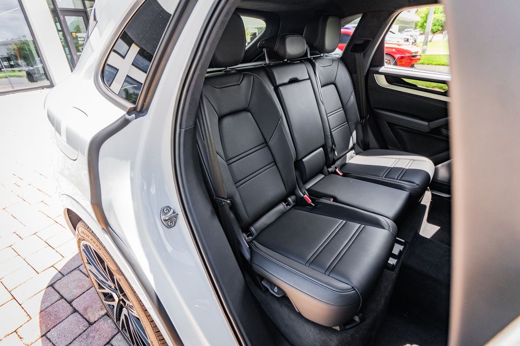 2025 Porsche Cayenne Turbo E-Hybrid - Photo 38