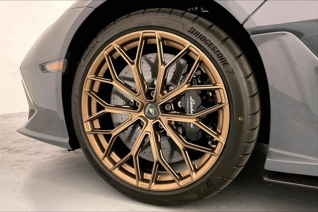 2026 Lamborghini Revuelto Base - Photo 17