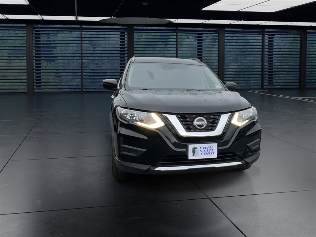 Used 2019 Nissan Rogue SV with VIN JN8AT2MVXKW389327 for sale in Hardwick, VT