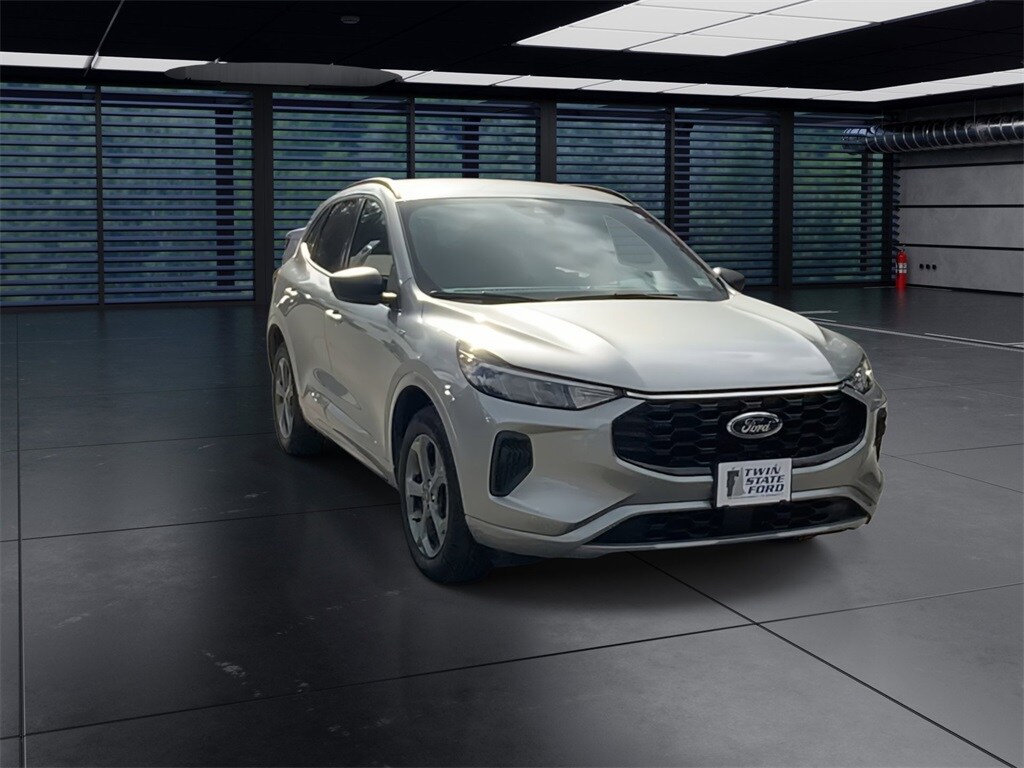 2023 Ford Escape ST-Line photo 2