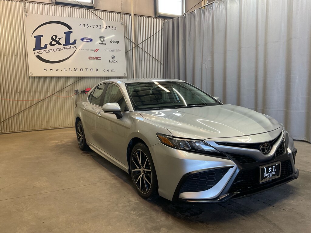 2023 Toyota Camry SE photo 3