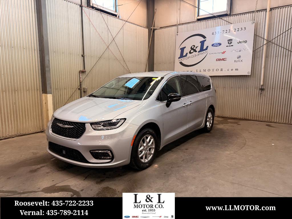 2024 Chrysler Pacifica Touring L's photo