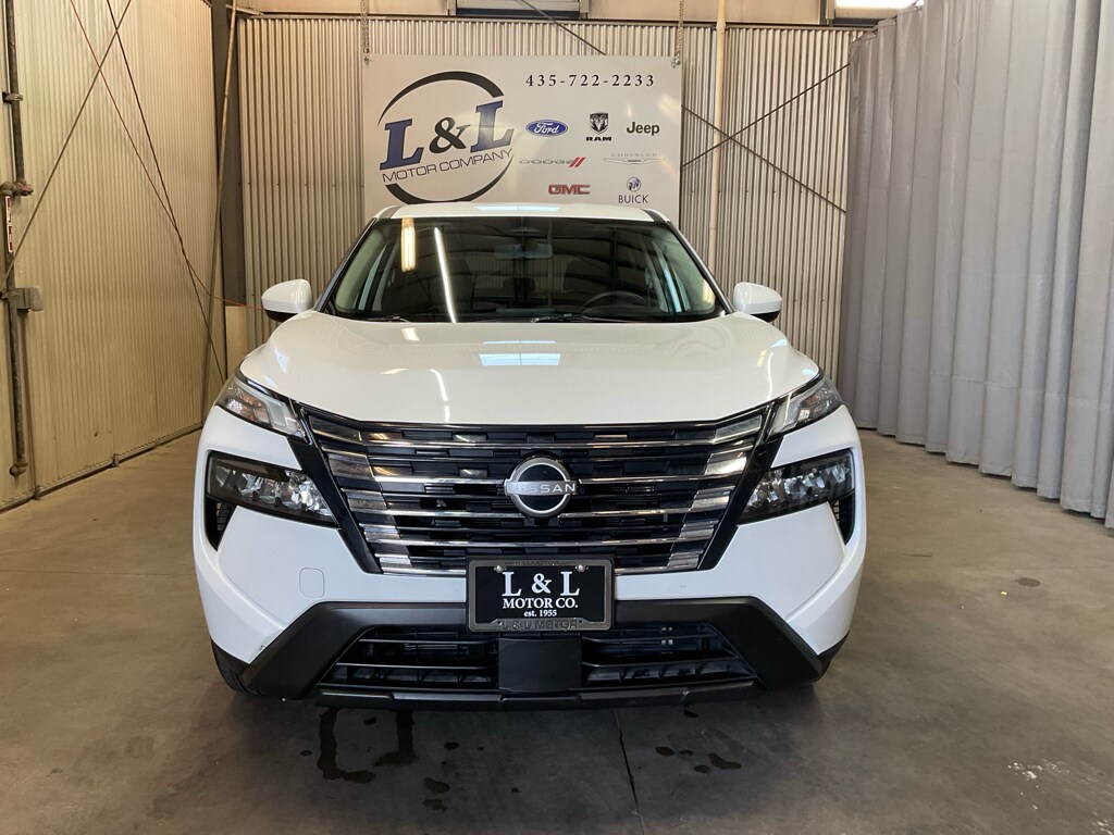 2025 Nissan Rogue SV photo 2