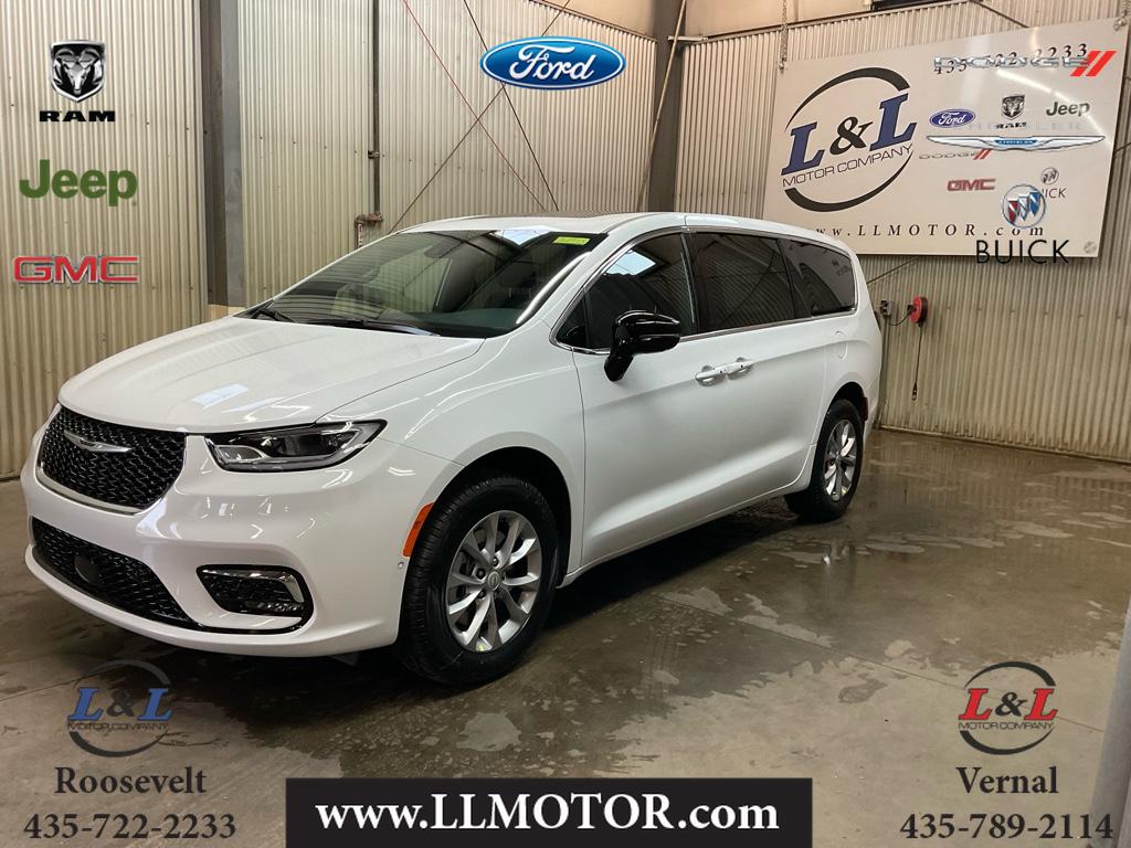 2026 Chrysler Pacifica Limited's photo