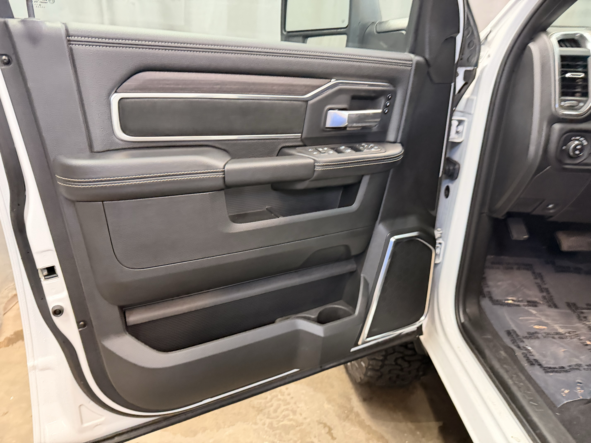 2026 RAM 3500 Laramie - Photo 6