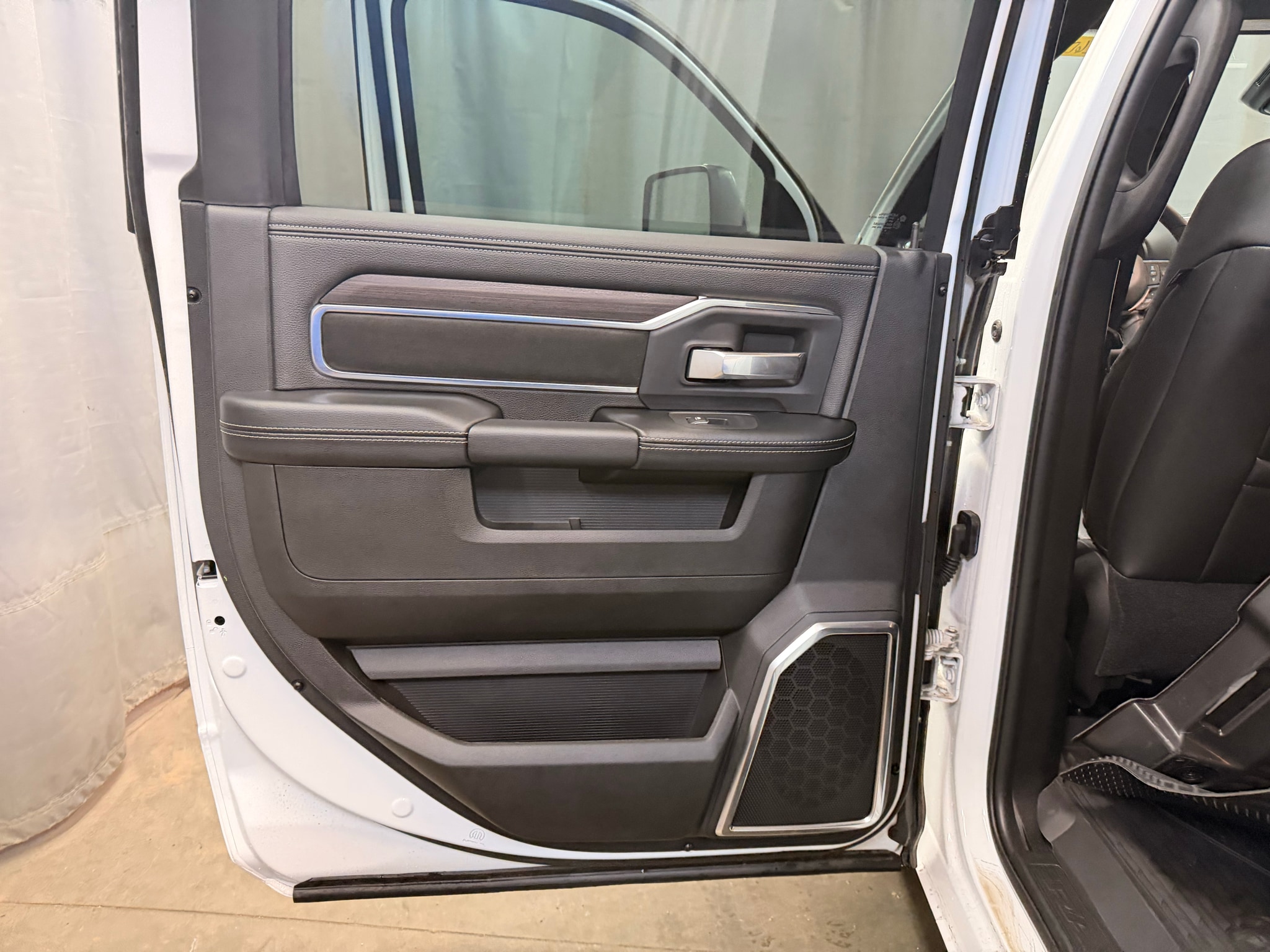 2026 RAM 3500 Laramie - Photo 19