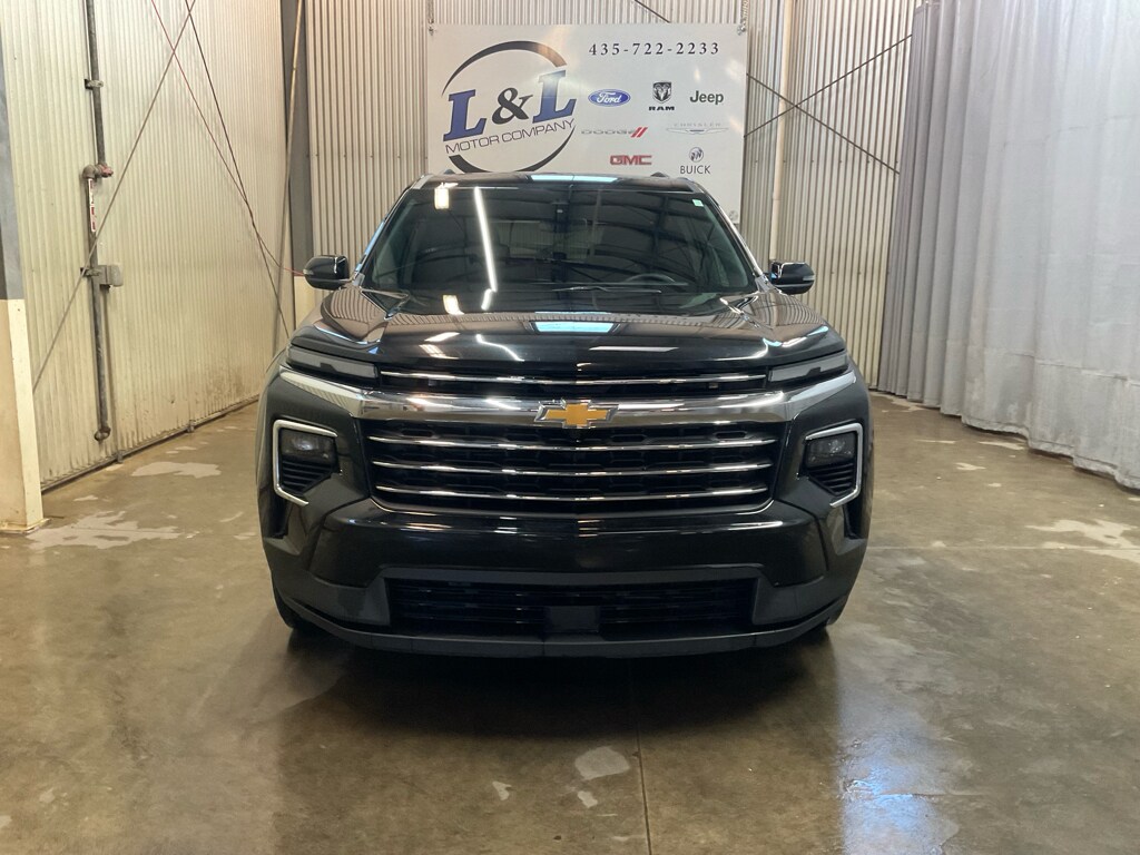 2025 Chevrolet Traverse photo 2