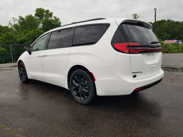 2024 Chrysler Pacifica TOURING L 3