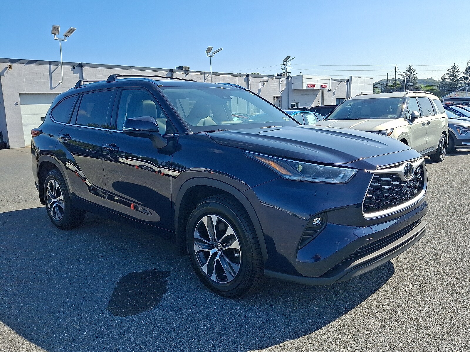2021 Toyota Highlander XLE photo 3