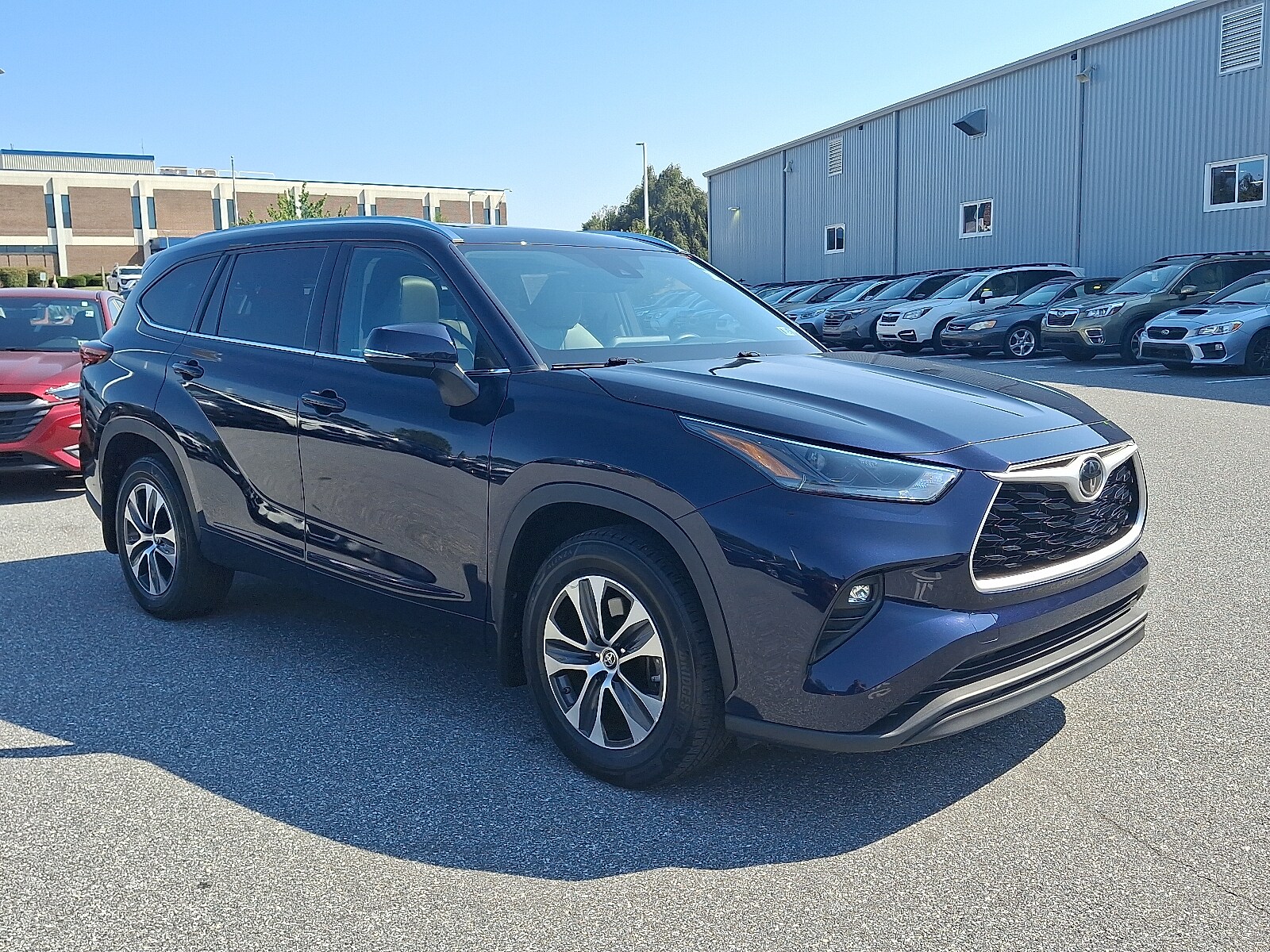2021 Toyota Highlander XLE photo 3