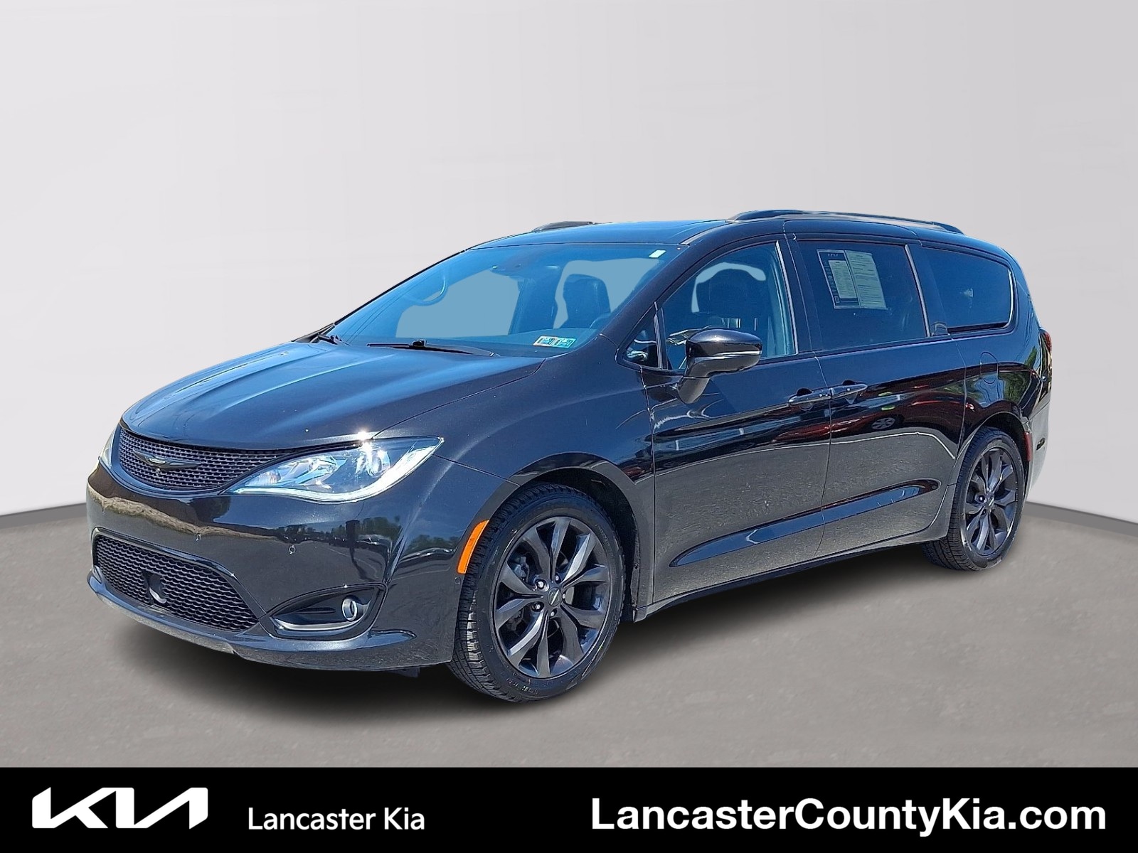 2019 Chrysler Pacifica Limited's photo
