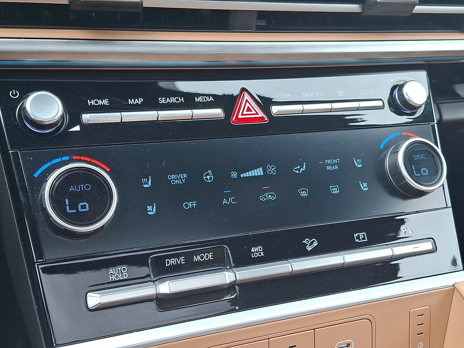 2026 Hyundai Santa Fe Limited - Photo 17