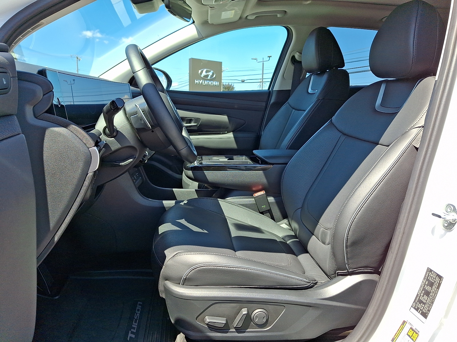 2025 Hyundai Tucson Limited - Photo 14