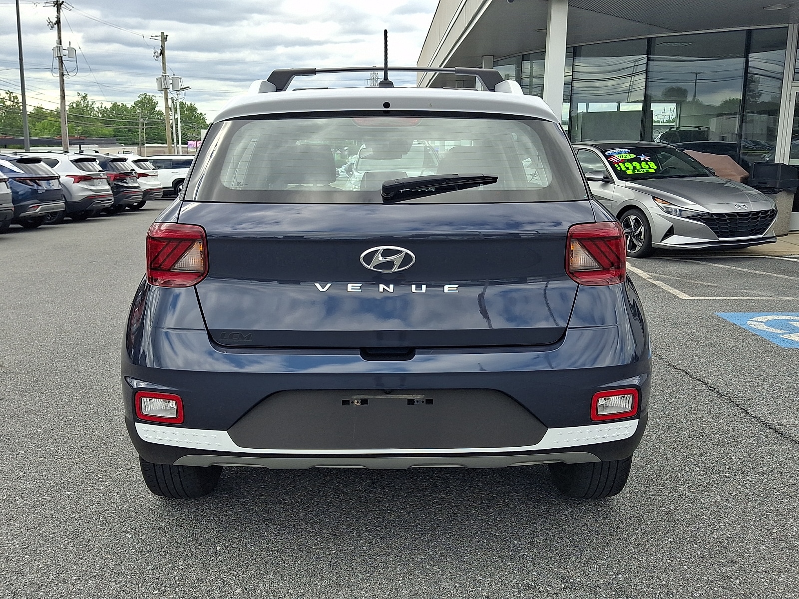 2023 Hyundai Venue Limited - Photo 6