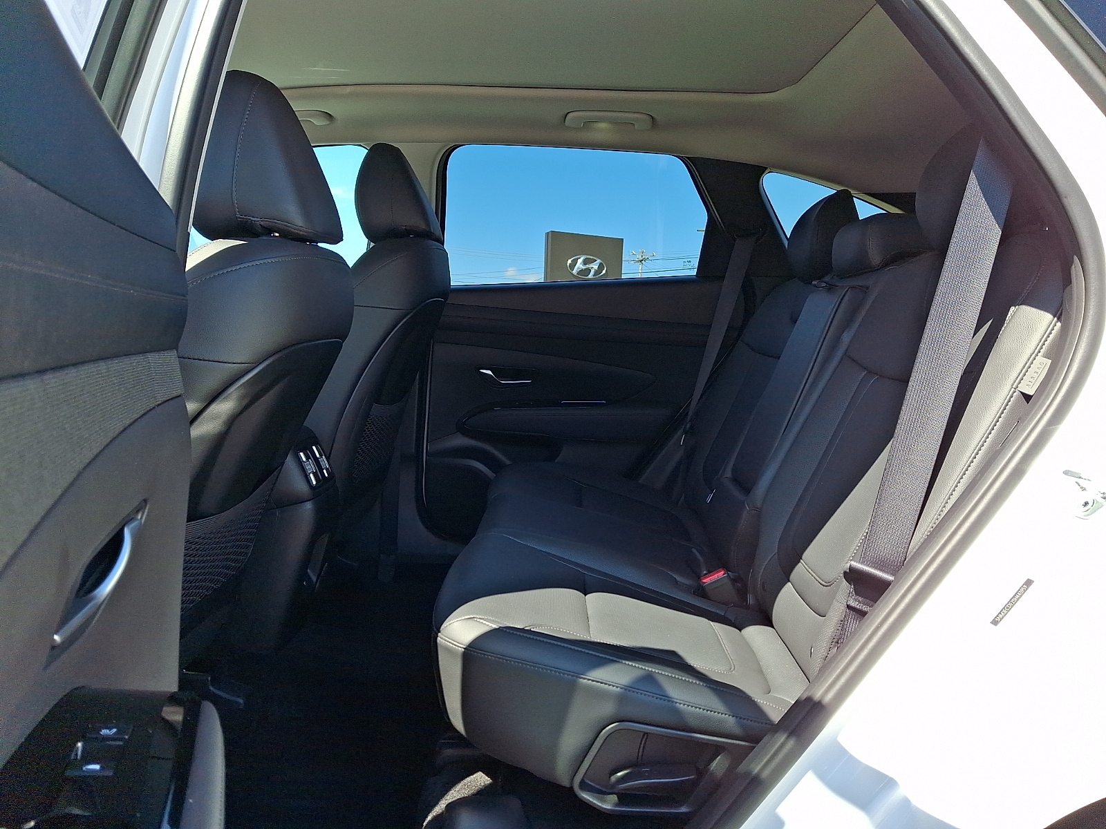 2025 Hyundai Tucson Limited - Photo 11