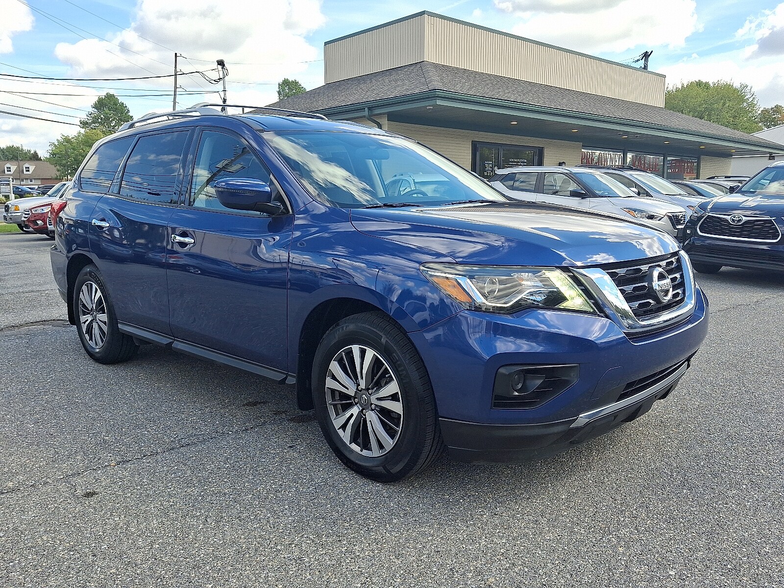 2017 Nissan Pathfinder S photo 3