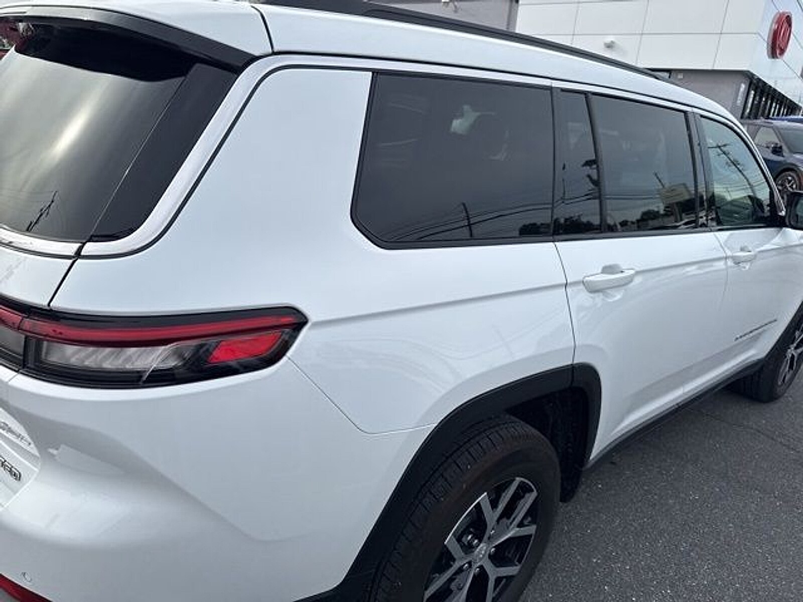 2024 Jeep Grand Cherokee Limited photo 3