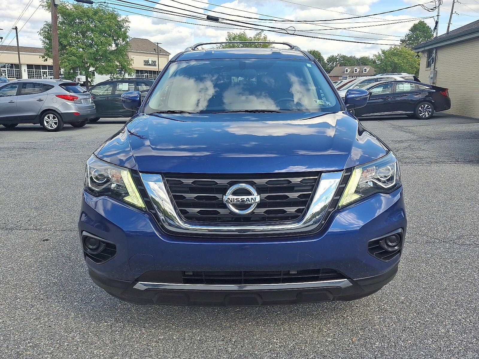 2017 Nissan Pathfinder S photo 2