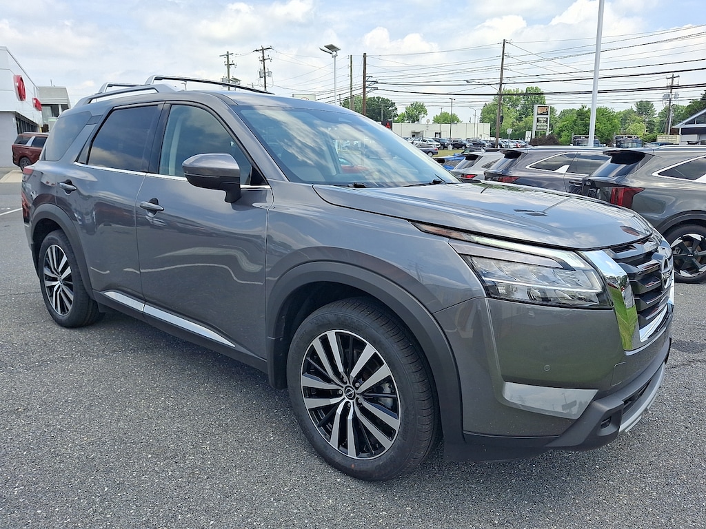 Used 2024 Nissan Pathfinder Platinum SUV