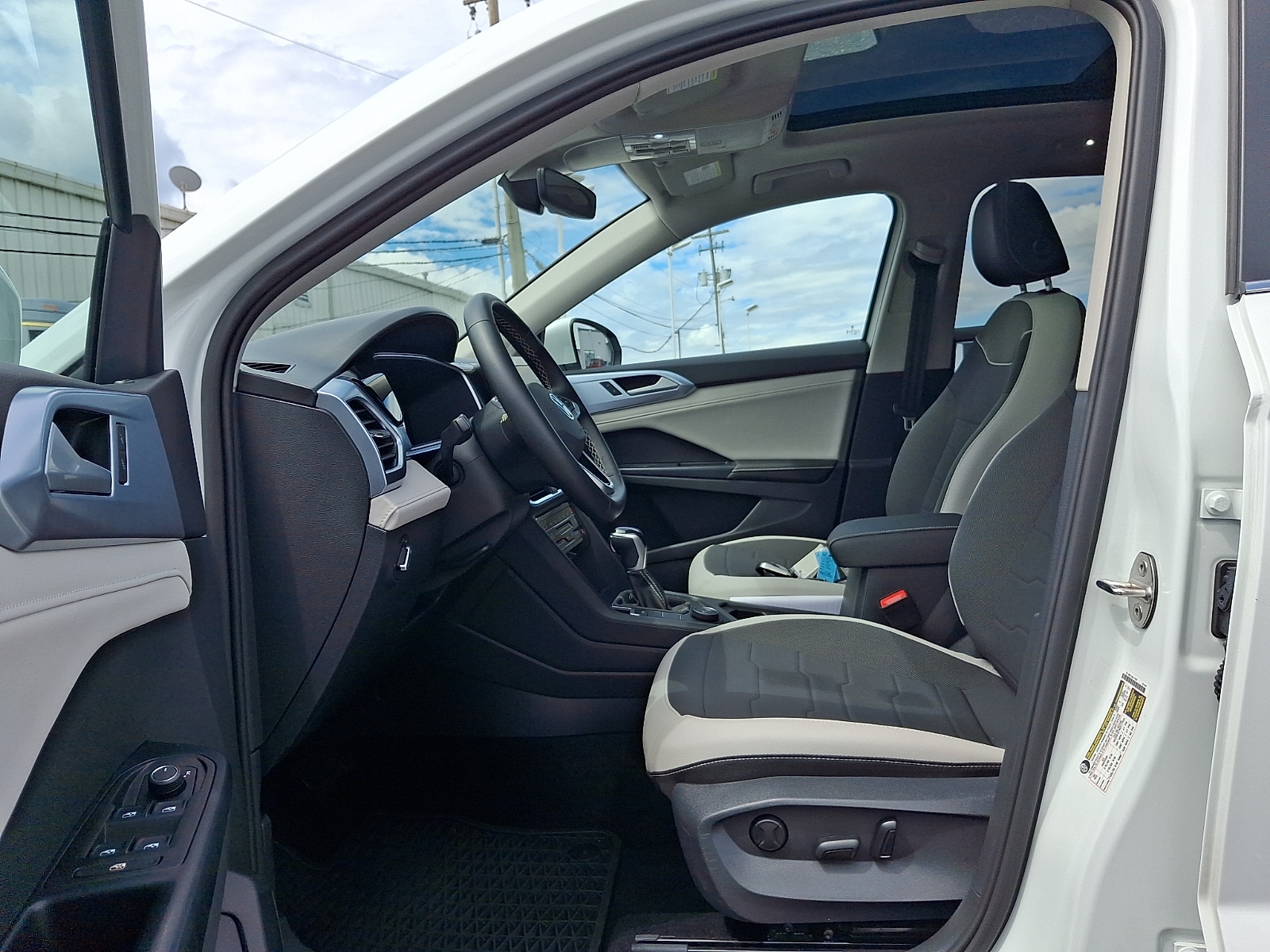 2025 Volkswagen Taos SE - Photo 13