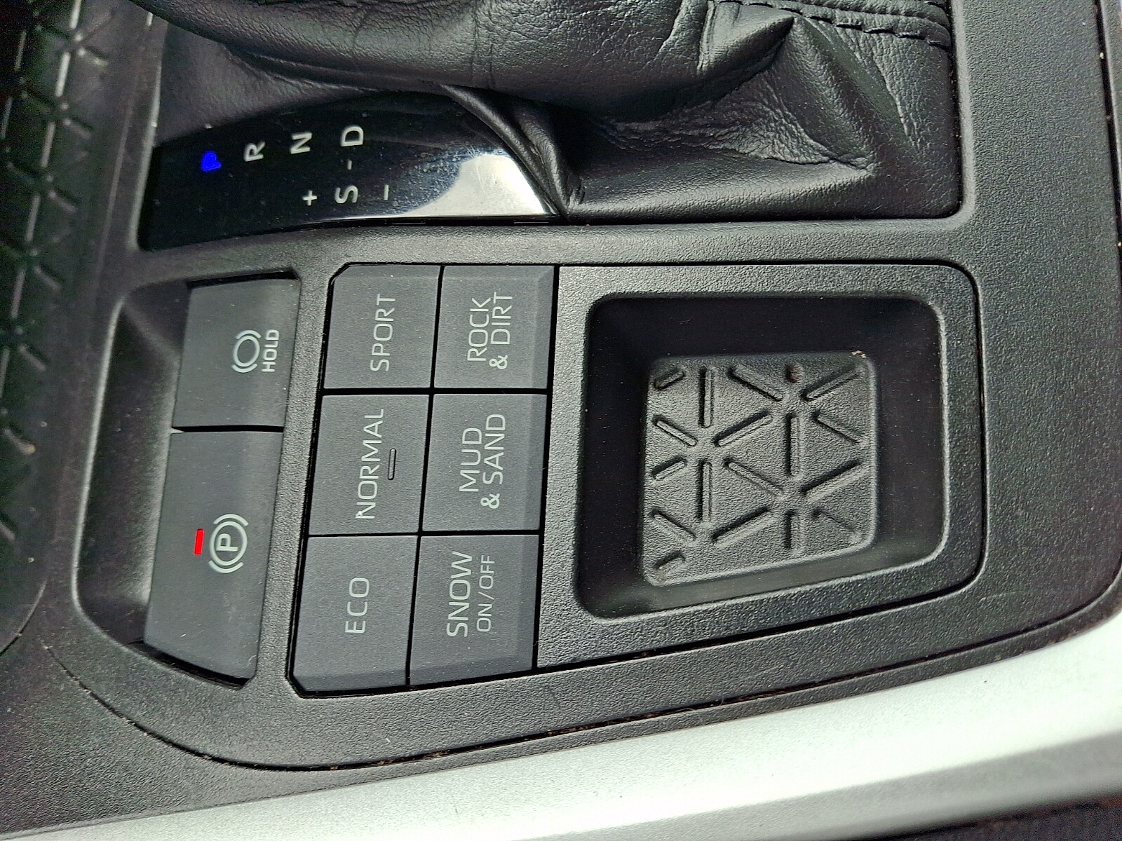 2021 Toyota RAV4 XLE - Photo 24