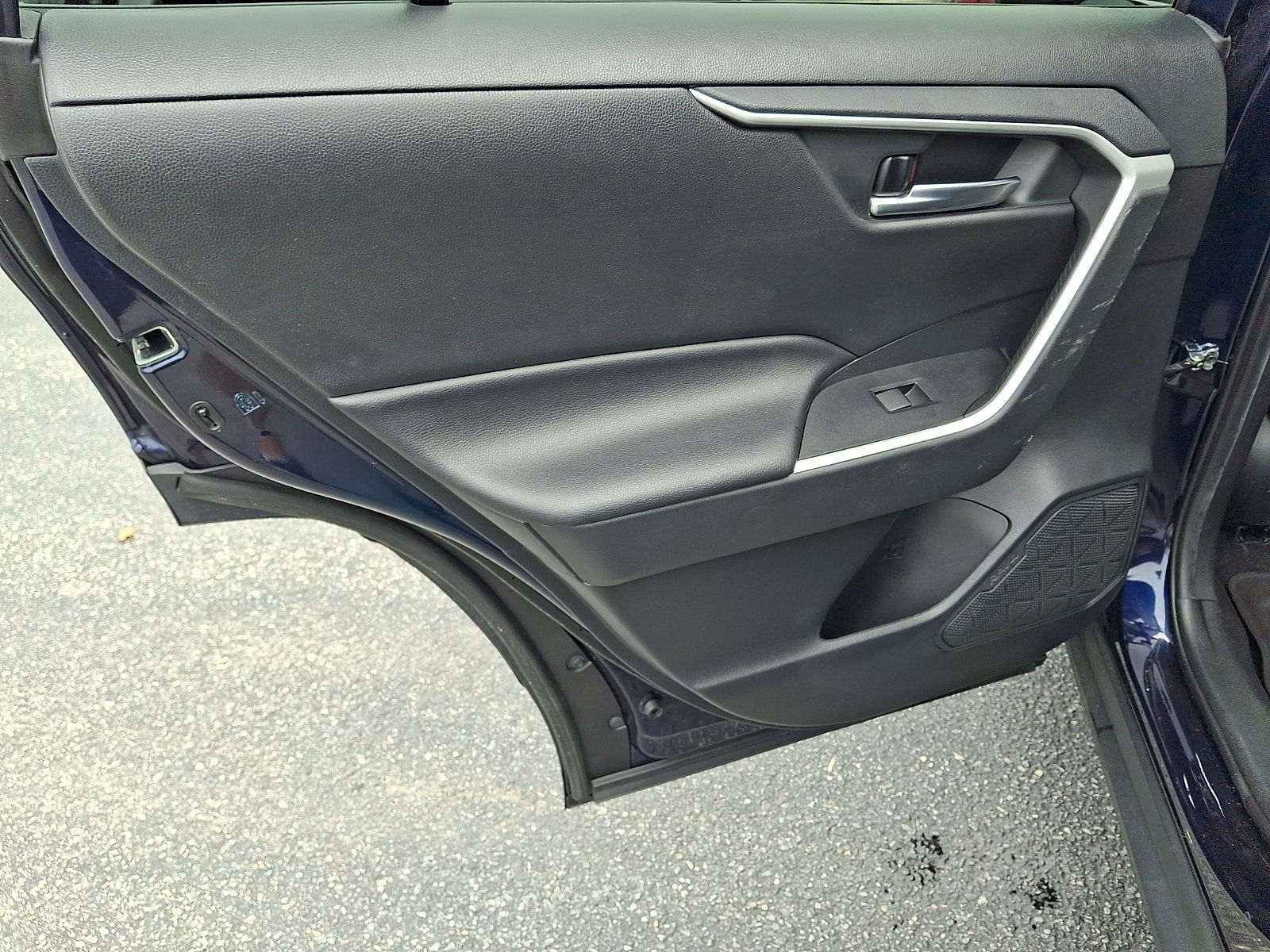 2021 Toyota RAV4 XLE - Photo 12