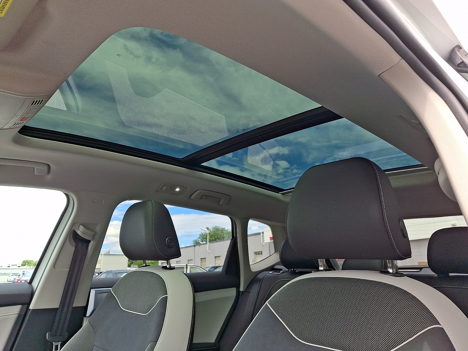2025 Volkswagen Taos SE - Photo 14