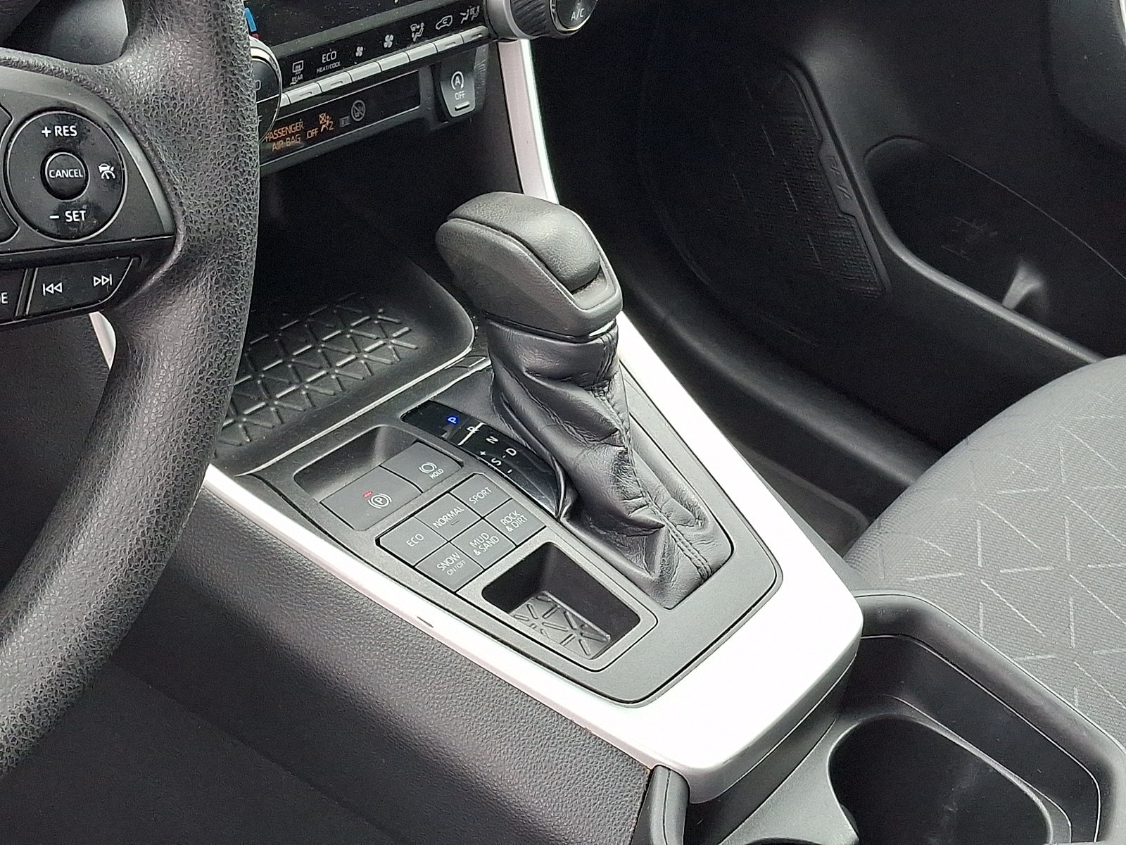 2021 Toyota RAV4 XLE - Photo 14