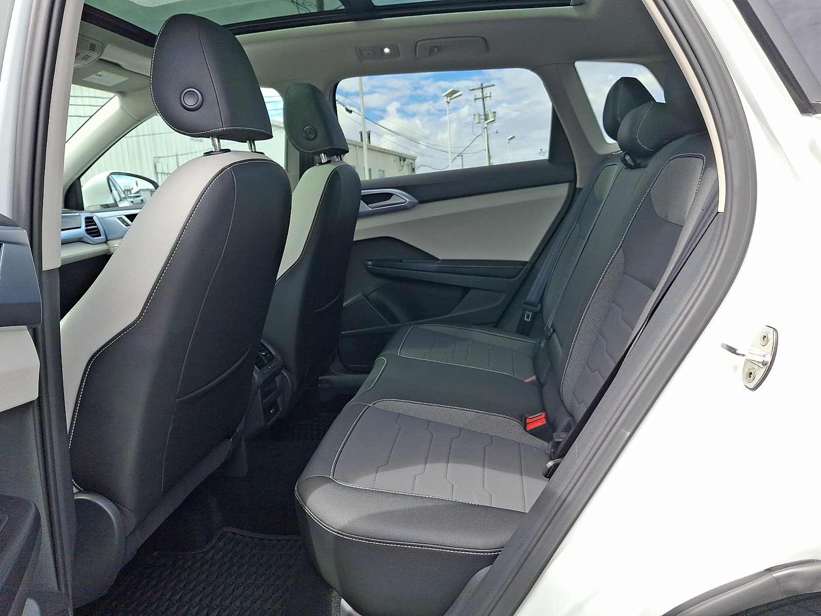 2025 Volkswagen Taos SE - Photo 10