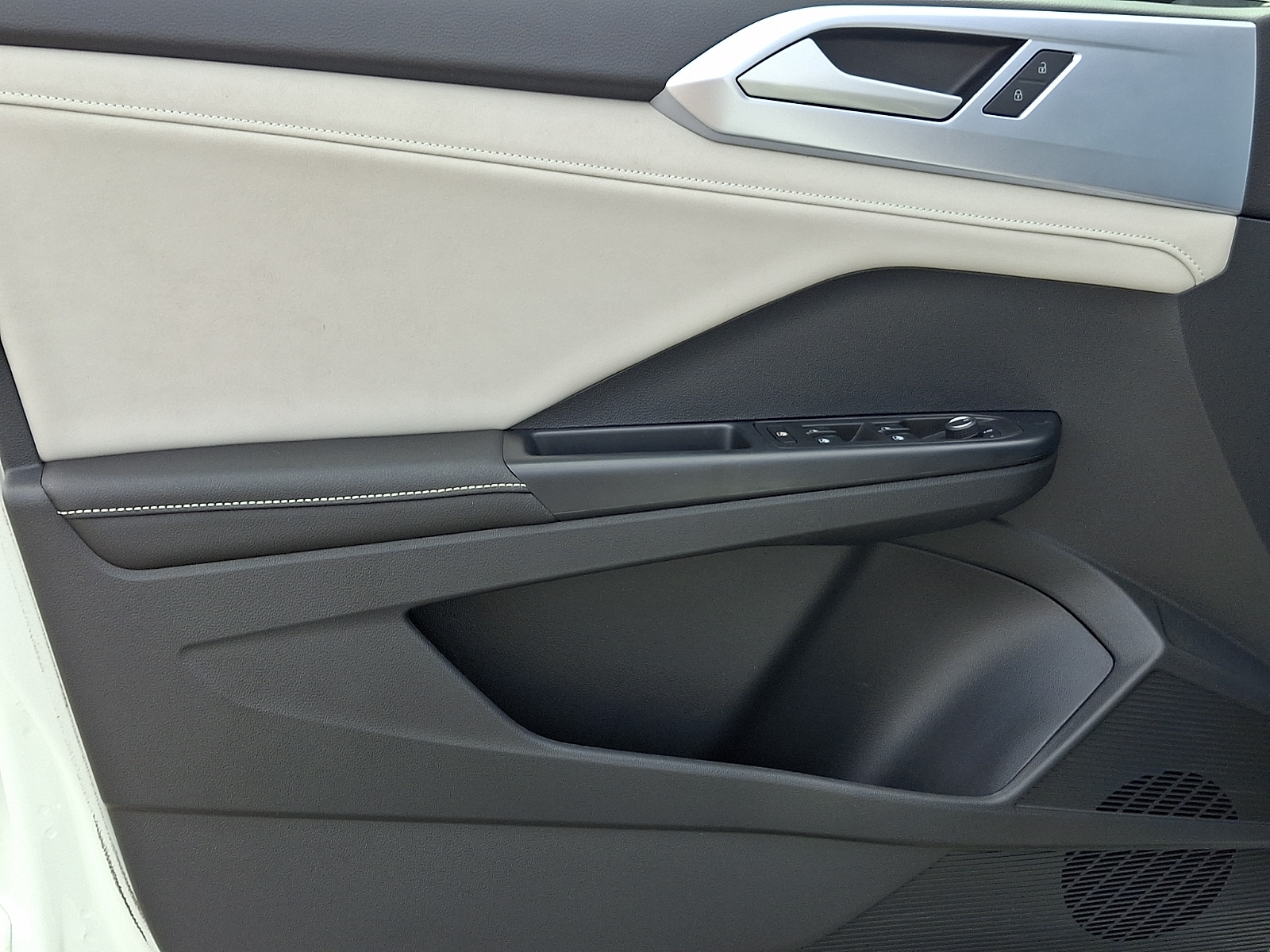 2025 Volkswagen Taos SE - Photo 12