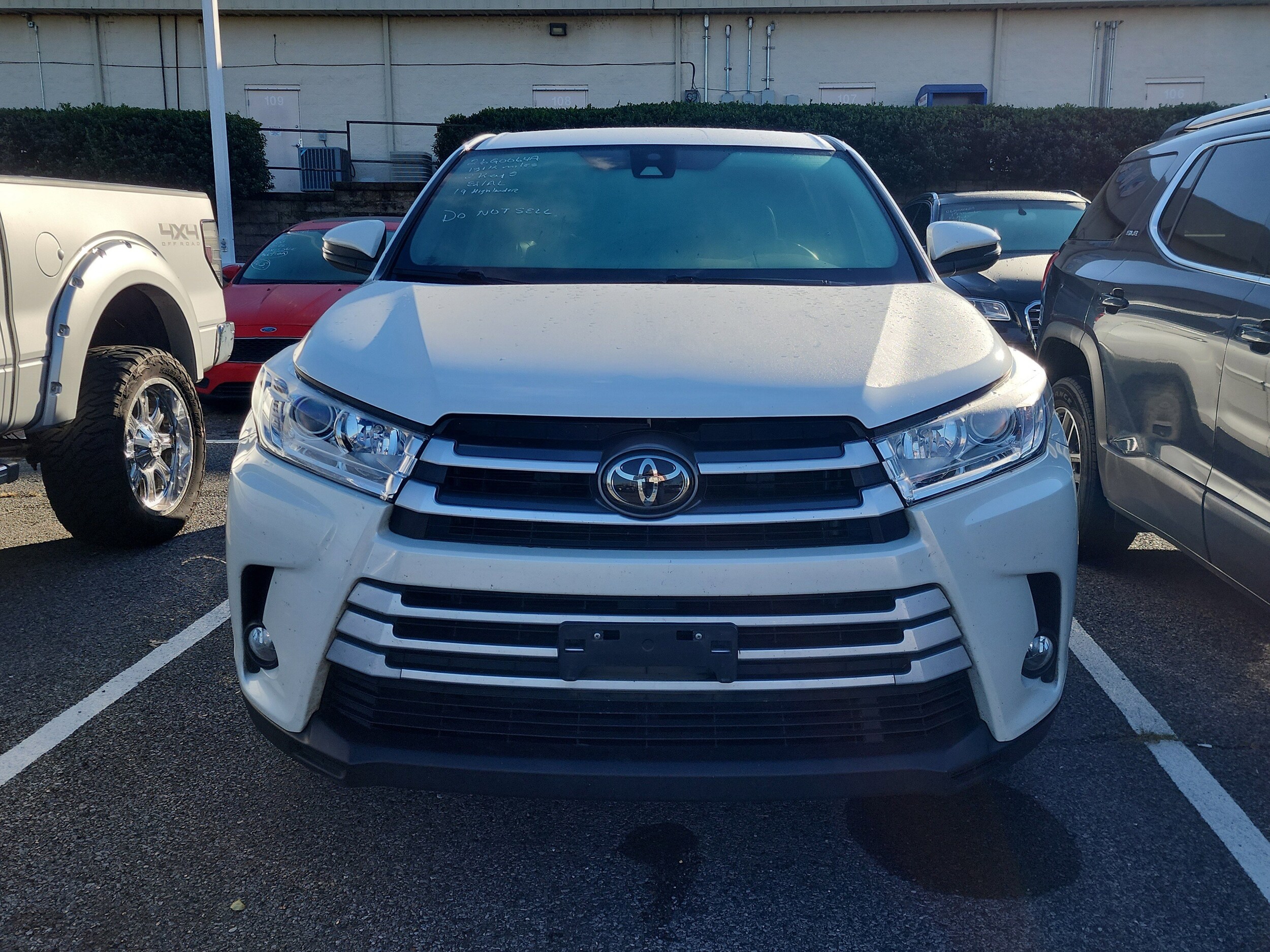 2019 Toyota Highlander LE Plus photo 2