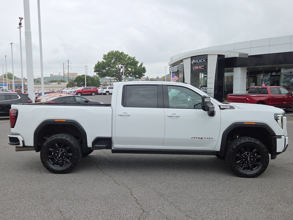Used 2024 GMC Sierra 2500HD AT4 4WD Crew Cab 159 AT4
