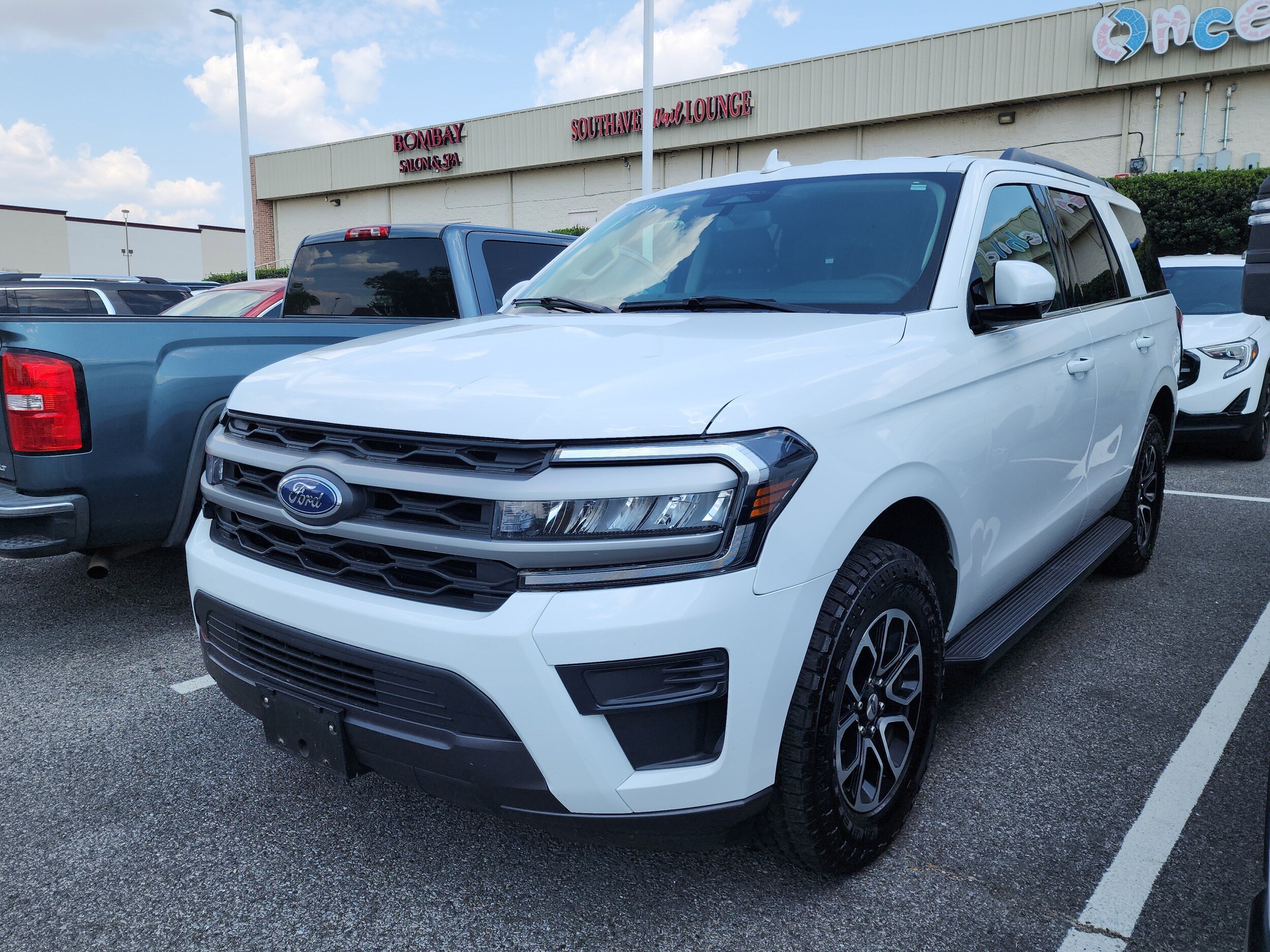 2024 Ford Expedition XLT photo 2