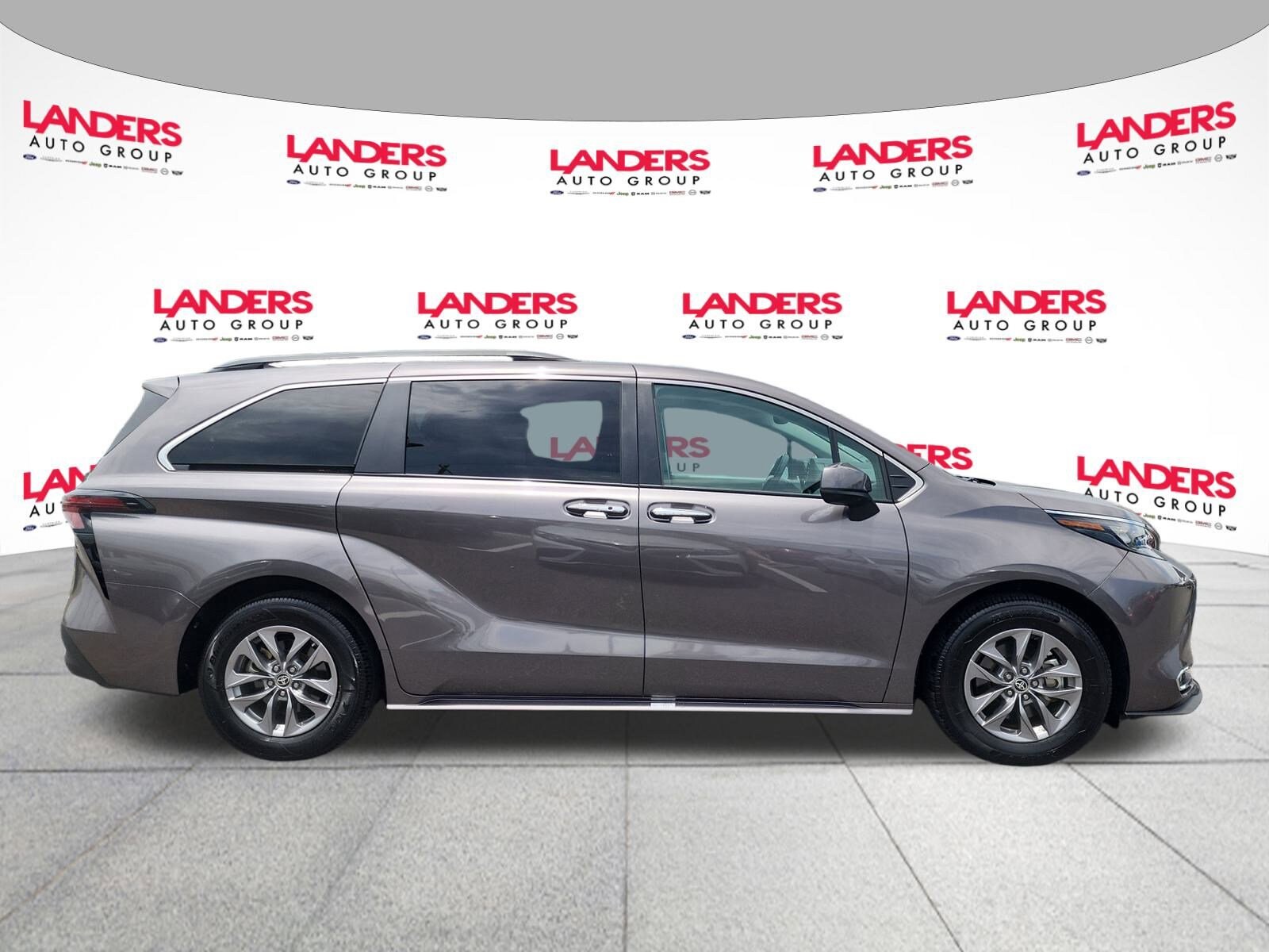2024 Toyota Sienna XLE photo 2