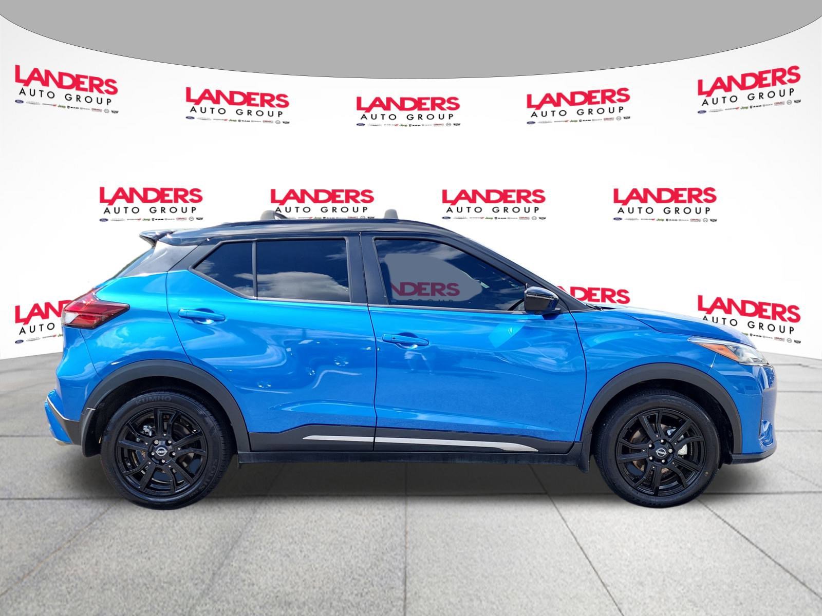 2023 Nissan Kicks SR photo 2