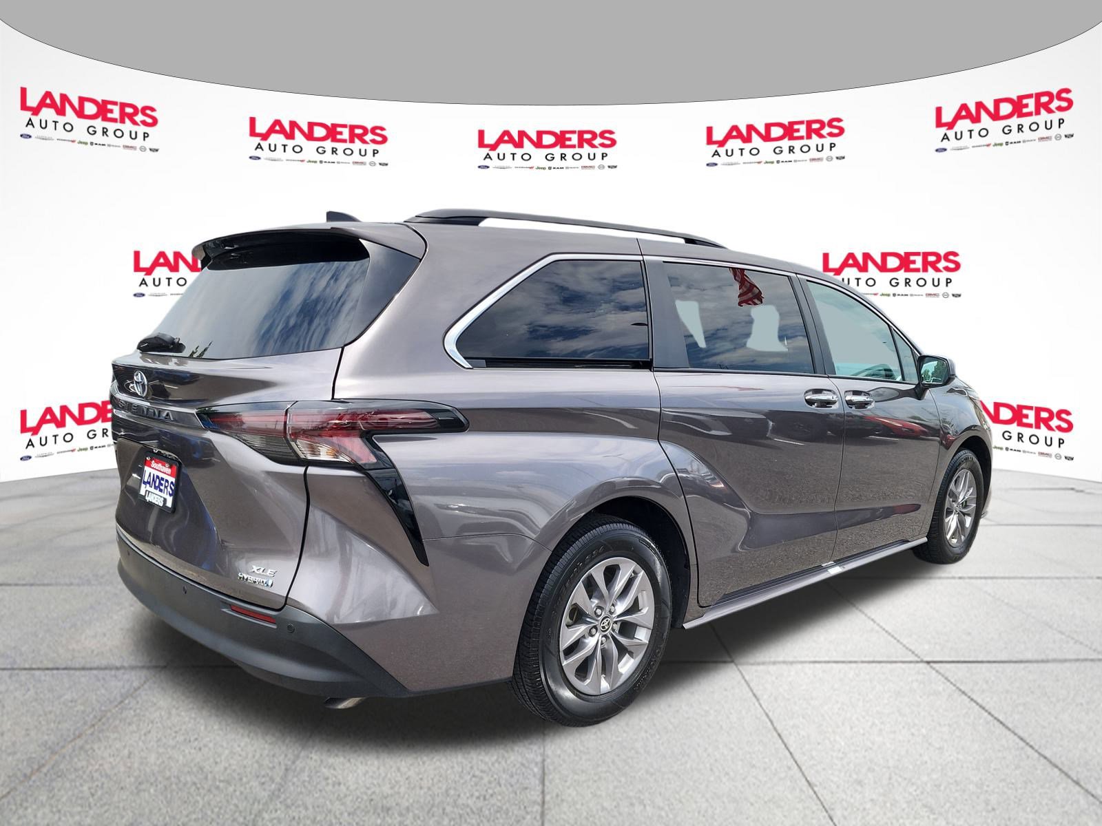 2024 Toyota Sienna XLE photo 3
