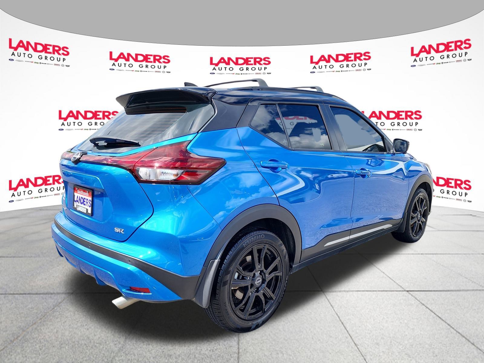2023 Nissan Kicks SR photo 3
