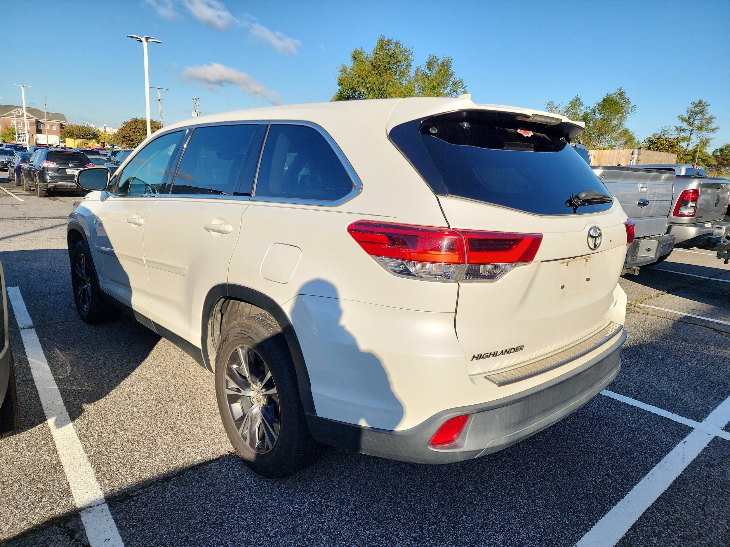 2019 Toyota Highlander LE Plus photo 4