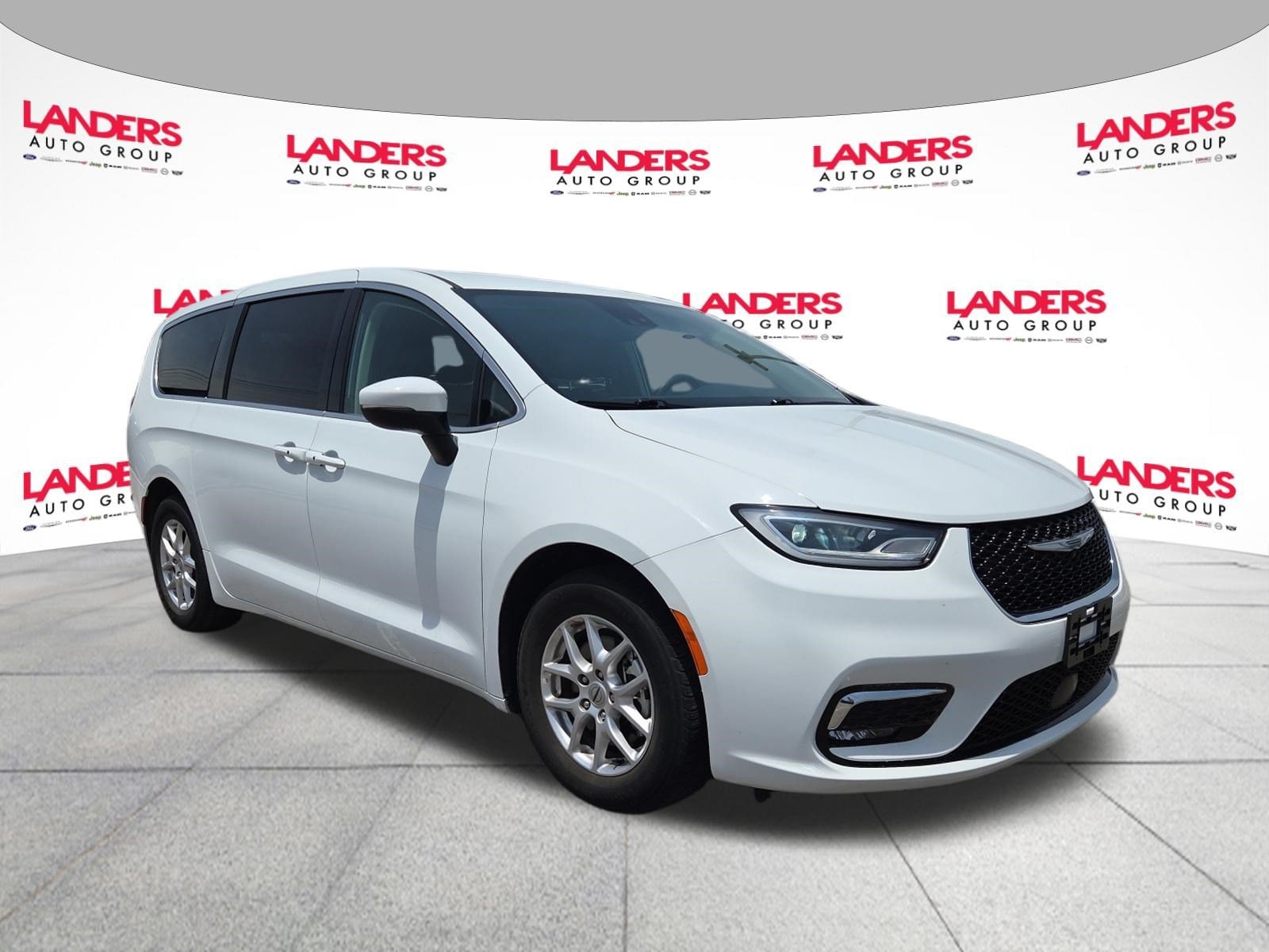 2023 Chrysler Pacifica Touring L's photo