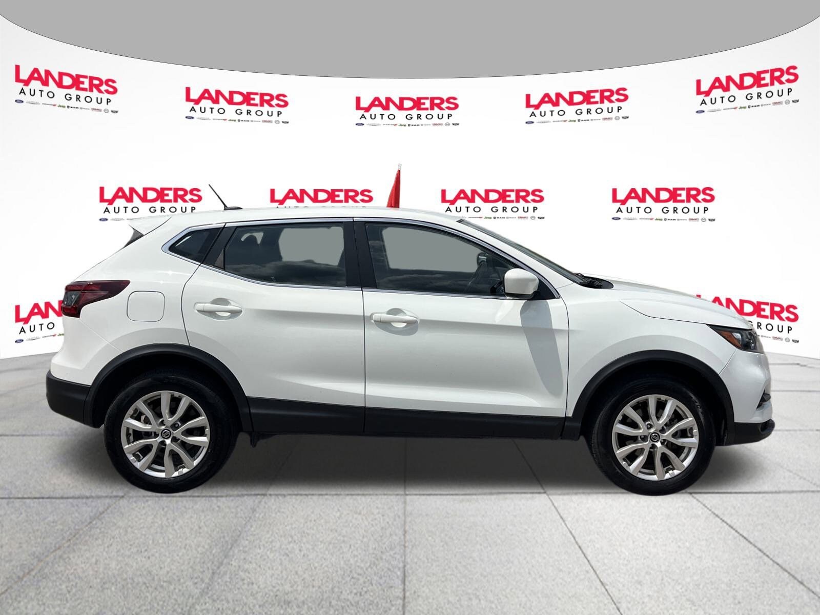 2022 Nissan Rogue Sport S photo 2
