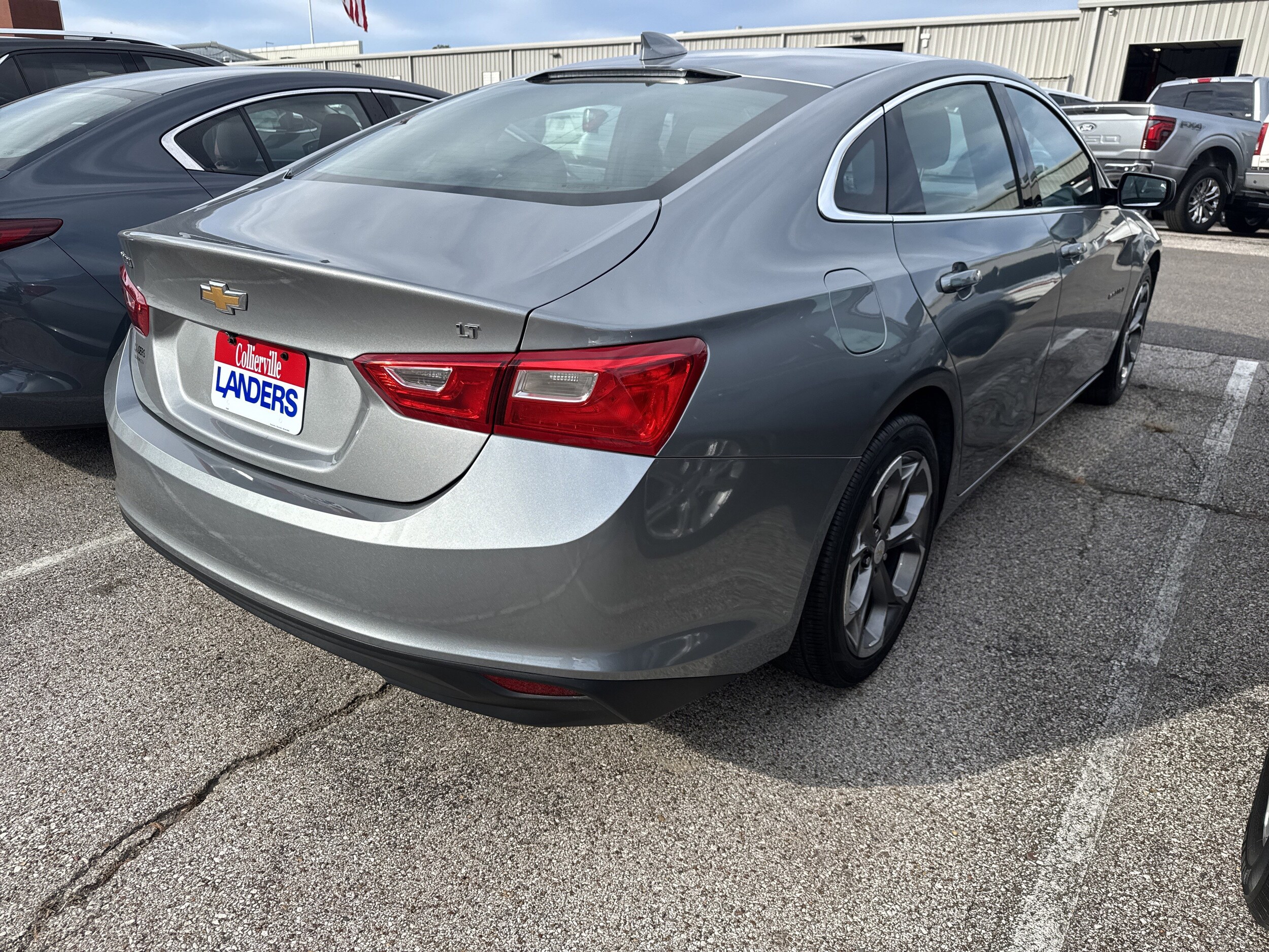 2023 Chevrolet Malibu 1LT photo 2