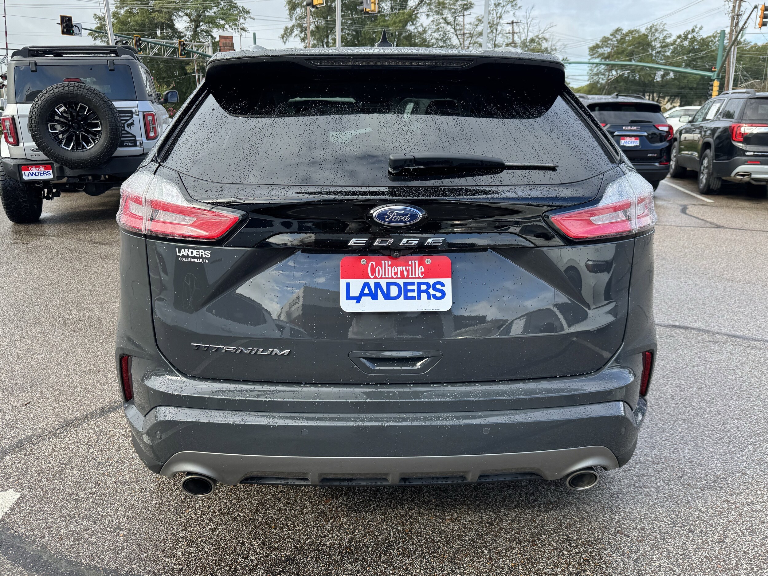 2021 Ford Edge Titanium photo 2