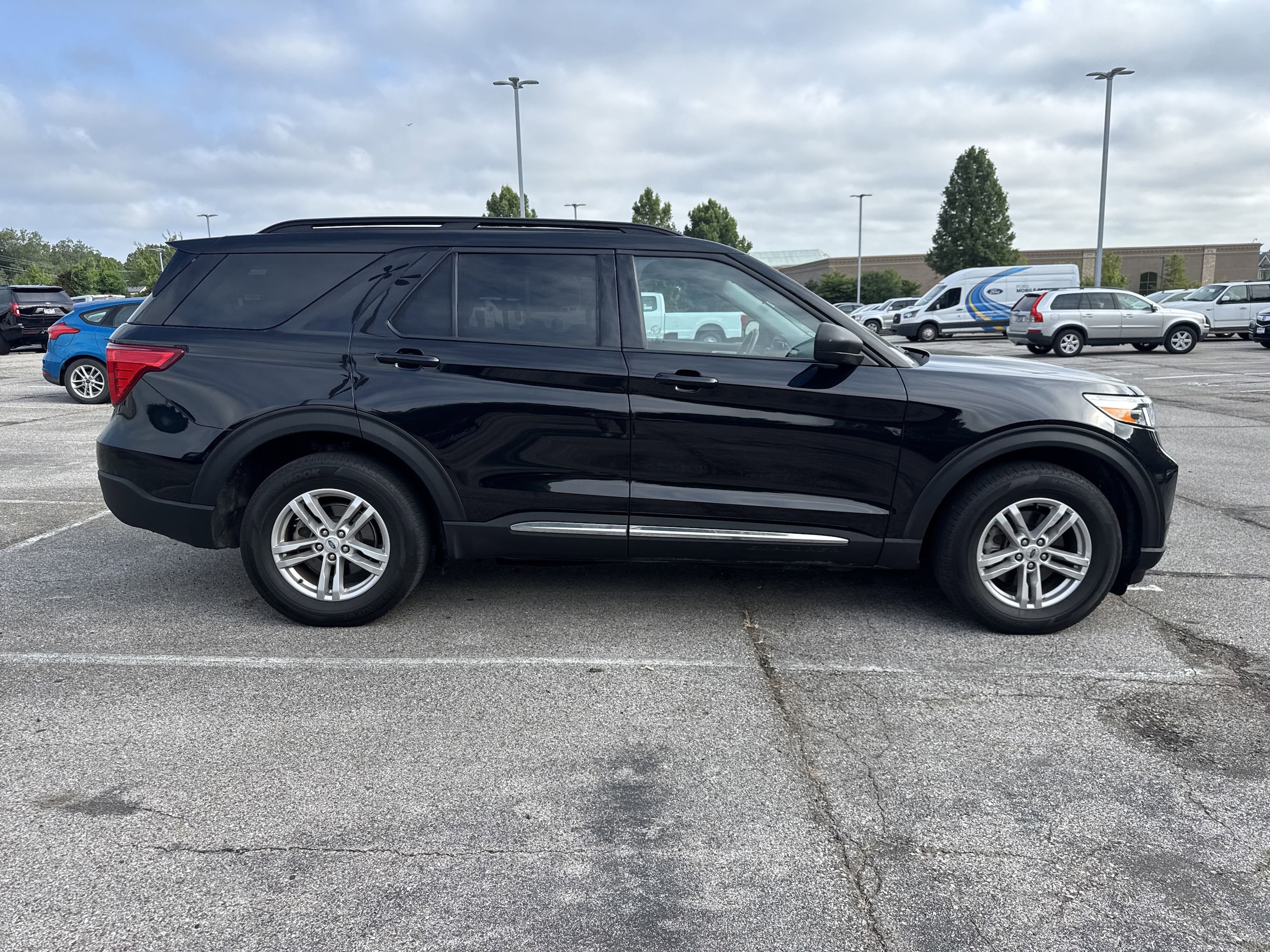 2023 Ford Explorer XLT photo 2