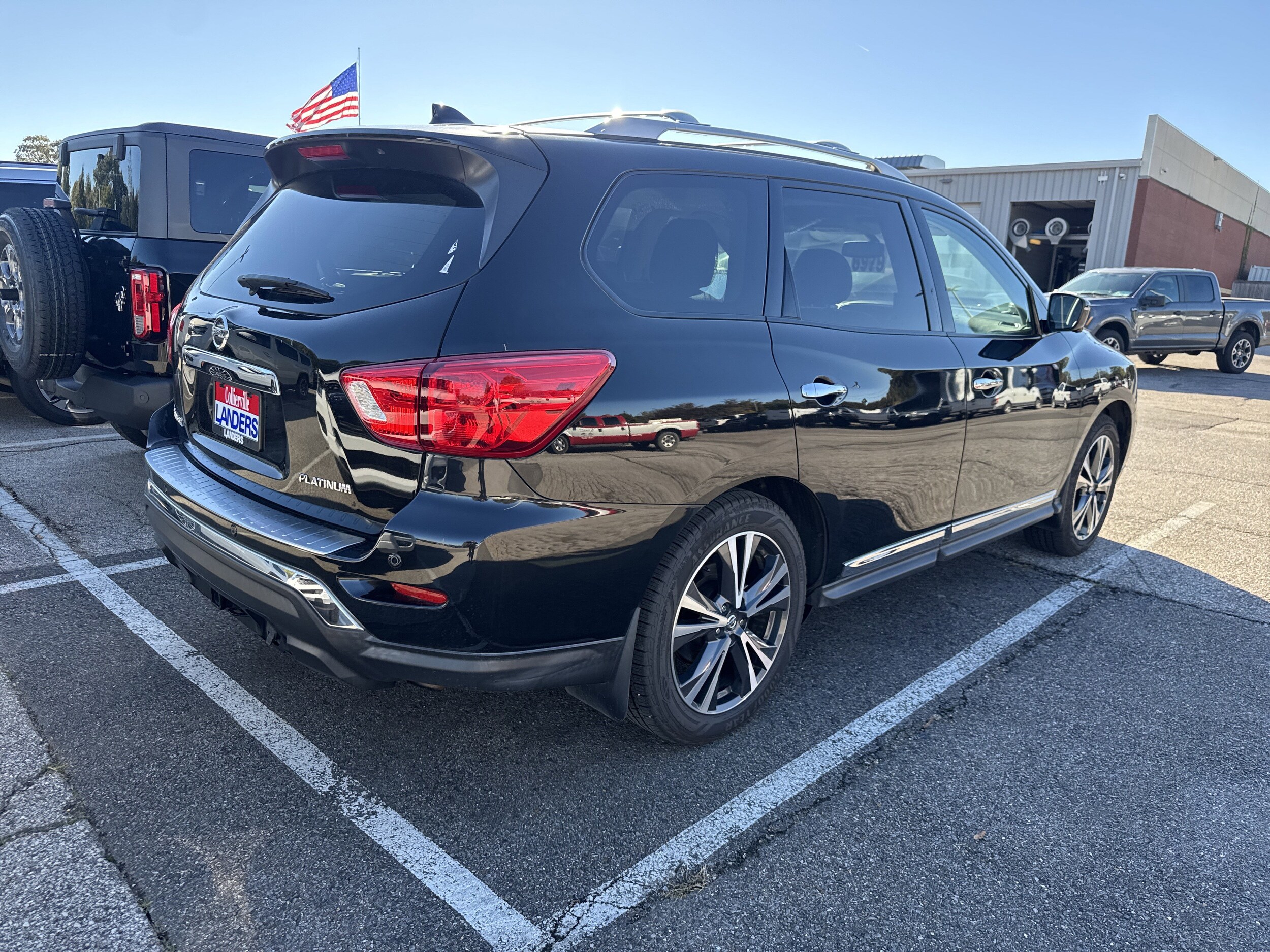 2020 Nissan Pathfinder Platinum photo 2