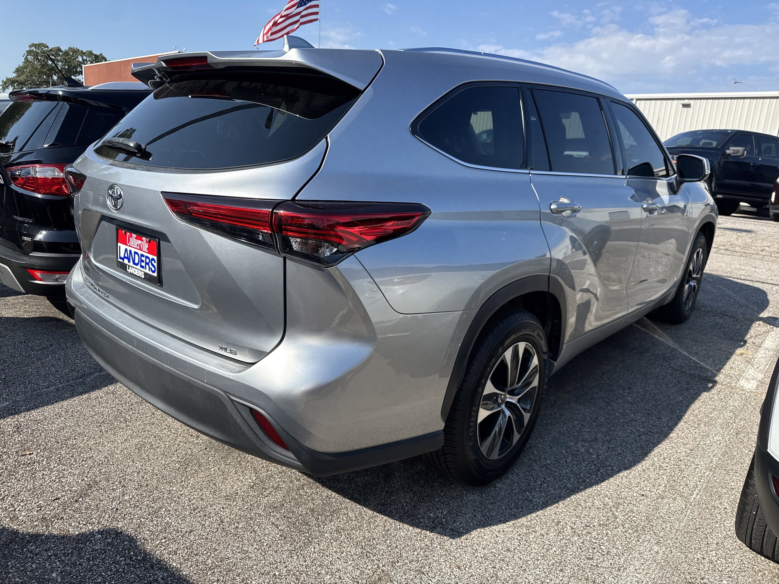 2020 Toyota Highlander XLE photo 2
