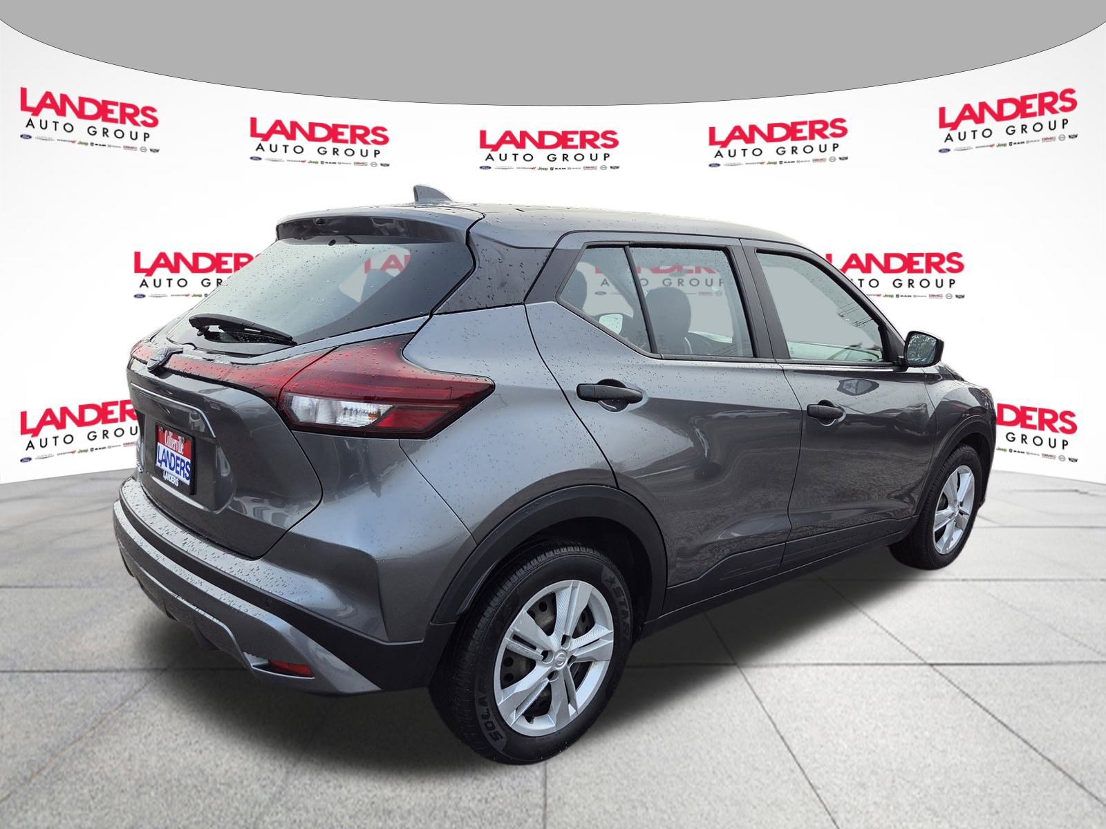 2023 Nissan Kicks S photo 3